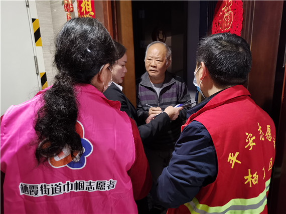 攝山村：學(xué)黨史、辦實(shí)事 小區(qū)反電詐宣傳不停歇