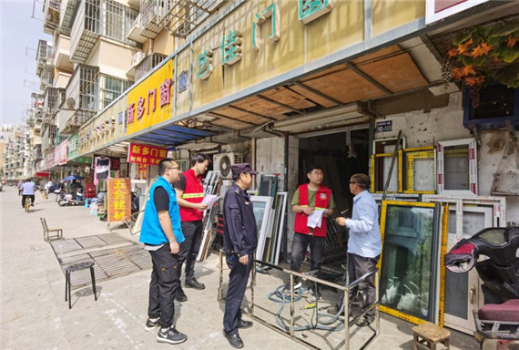 馨康苑社區(qū):聯(lián)合落實門前三包排水證辦理