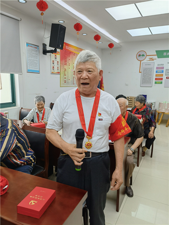 【學(xué)黨史辦實(shí)事】百水家園社區(qū)黨委開(kāi)展頒發(fā)“光榮在黨50年”紀(jì)念章暨黨員過(guò)“政治生日”主題黨日活動(dòng)