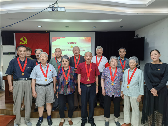 【學(xué)黨史辦實(shí)事】百水家園社區(qū)黨委開(kāi)展頒發(fā)“光榮在黨50年”紀(jì)念章暨黨員過(guò)“政治生日”主題黨日活動(dòng)