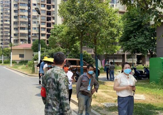 新華社區(qū)：協(xié)助核酸檢測(cè) 退役軍人奮戰(zhàn)在一線