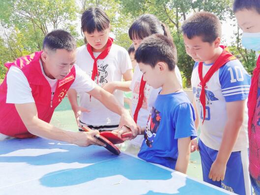快樂暑假 玩轉乒乓 民主村開展青少年乒乓球實戰(zhàn)練習